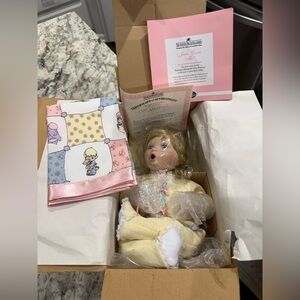 Precious Moments Ashton-Drake, #76851 Jesus Loves Me